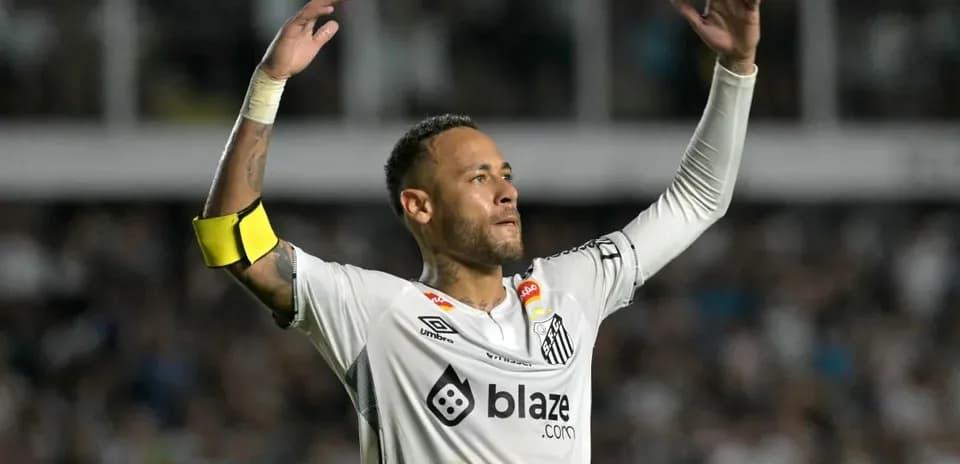Jugador levantando las manos durante el partido