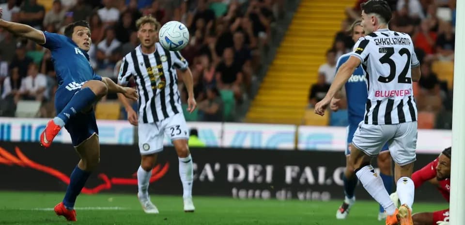 Jugador de Como intenta despejar el balón