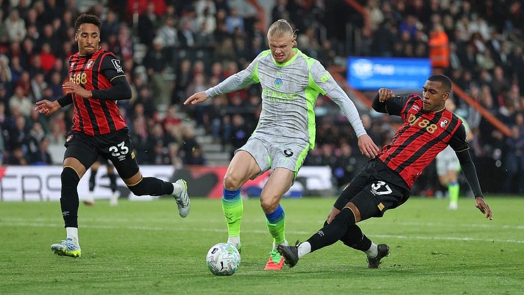 Erling Haaland driblando entre defensores de Bournemouth