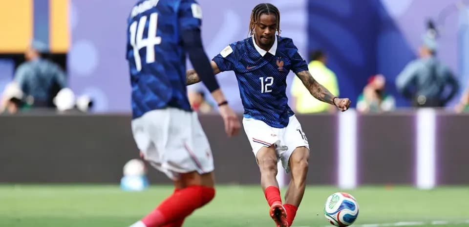 Jugador francés pateando el balón en el campo