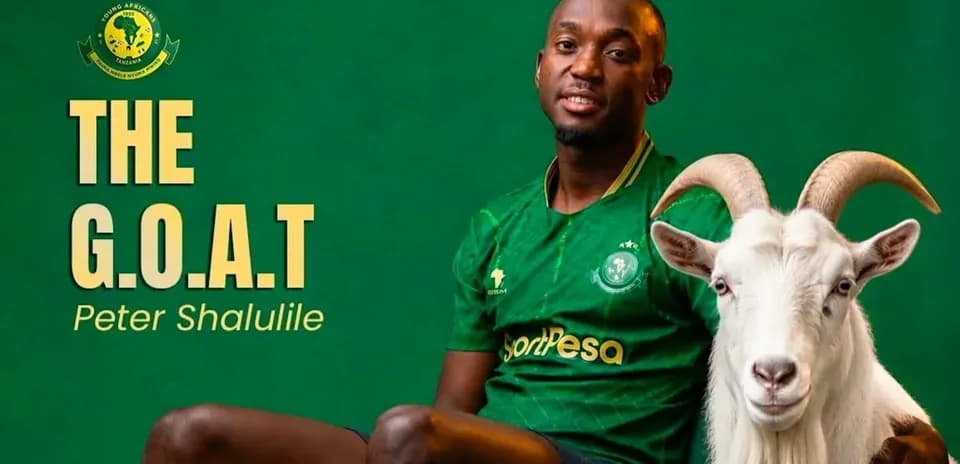 Jugador Peter Shalulile posando con una cabra