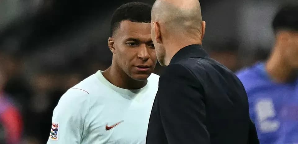 Mbappé y entrenador conversando en el campo