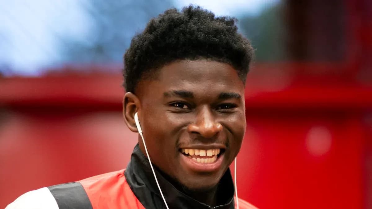 Jugador sonriendo con auriculares en entrenamiento