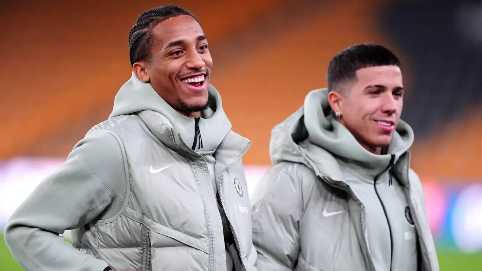 Dos jugadores sonriendo durante calentamiento previo