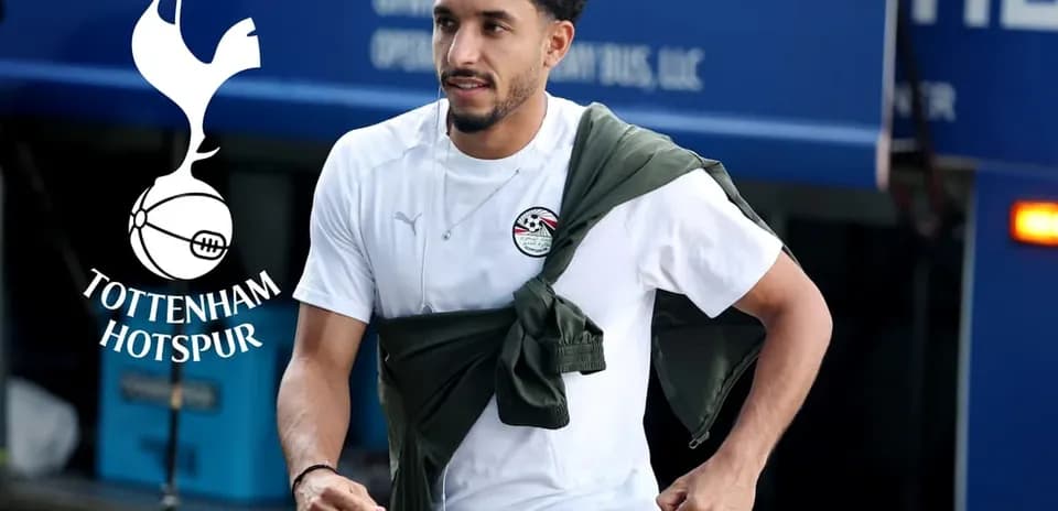 Jugador con camiseta de Egipto llegando a entrenamiento