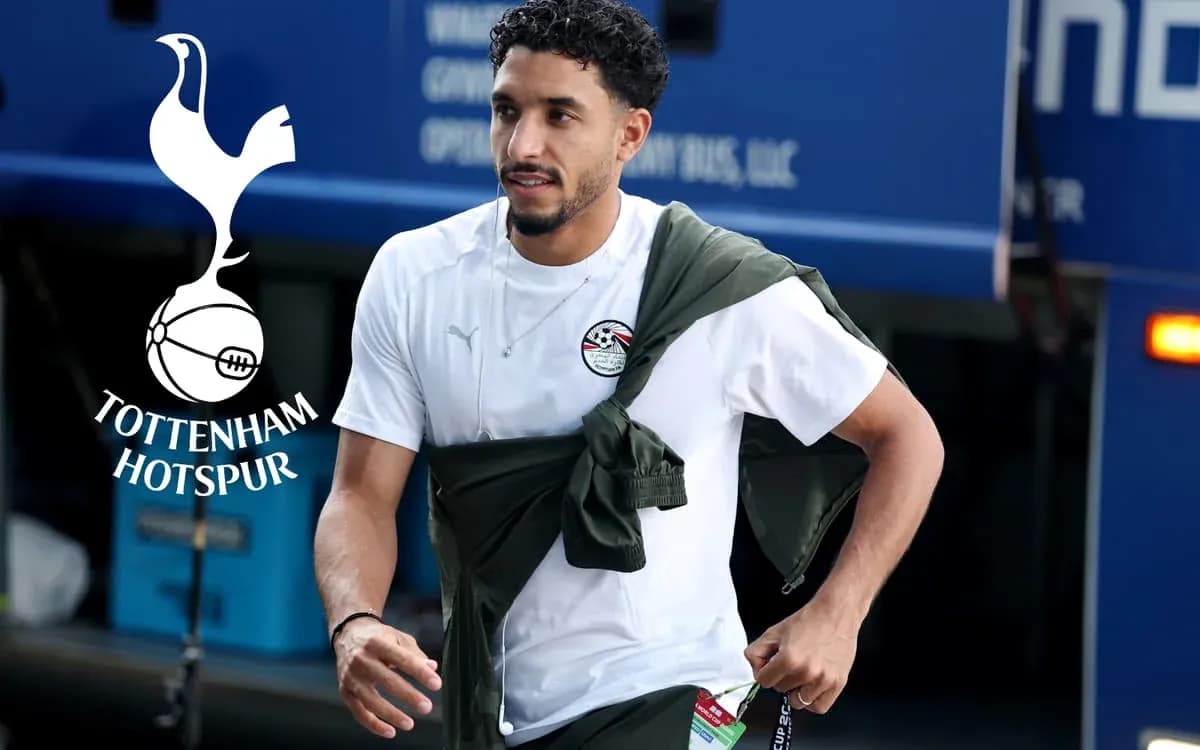 Jugador con camiseta de Egipto llegando a entrenamiento