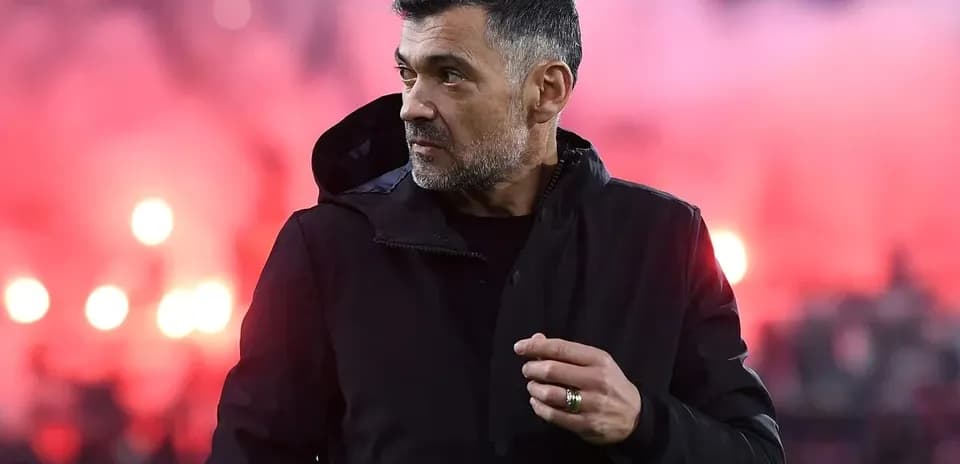 Entrenador en el campo con fondo de bengalas