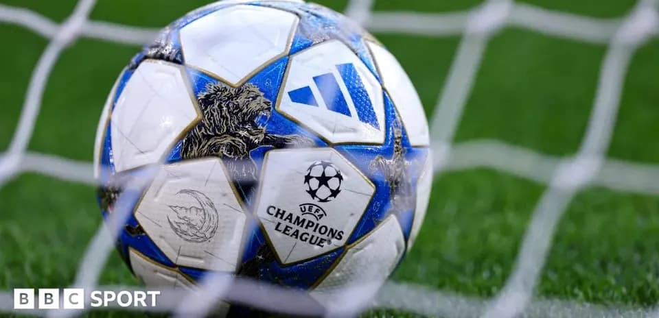 Balón de fútbol de la UEFA Champions League en la red