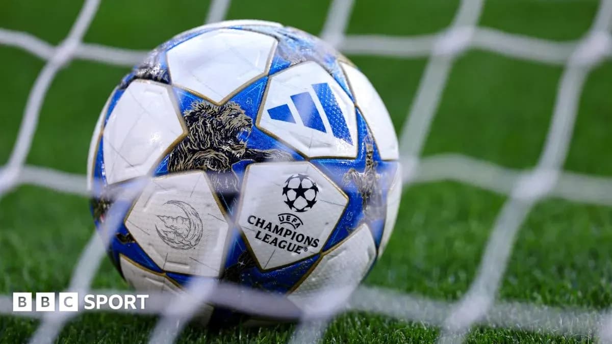 Balón de fútbol de la UEFA Champions League en la red