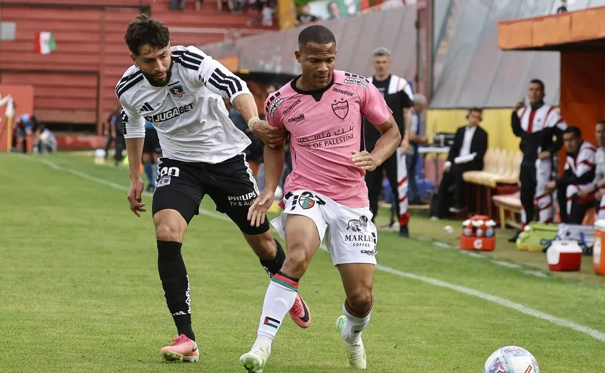 Jugadores de Colo Colo y Universidad de Concepción en acción