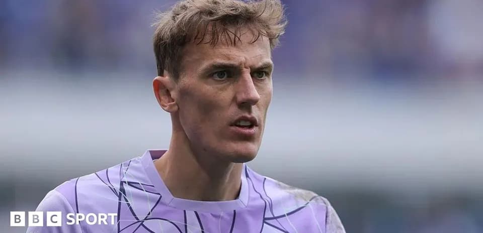 Portero con camiseta morada durante el partido