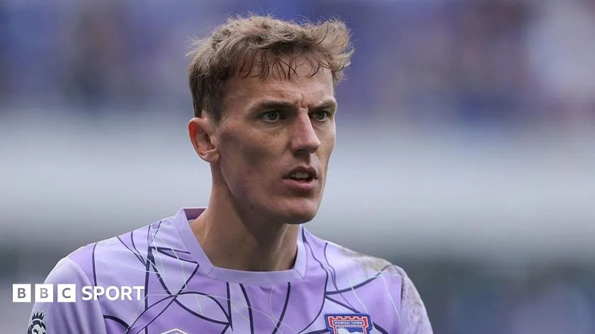 Portero con camiseta morada durante el partido