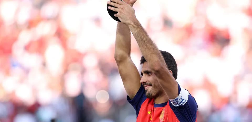 Jugador levantando trofeo tras victoria en el torneo