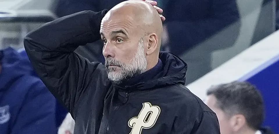 Entrenador con mano en la cabeza durante partido