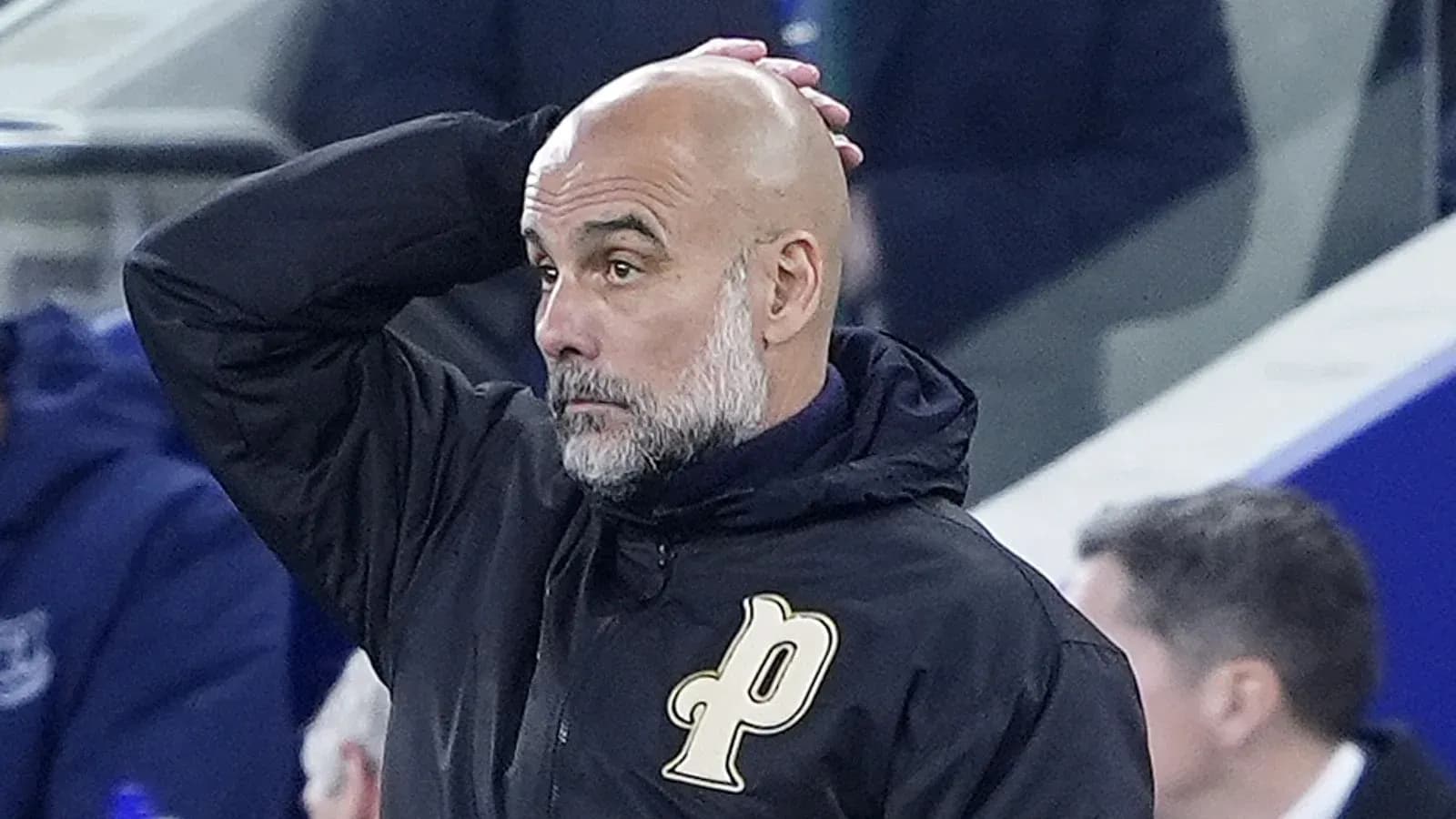 Entrenador con mano en la cabeza durante partido