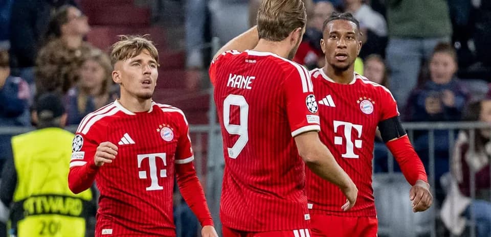 Jugadores de Bayern Múnich en el campo durante partido