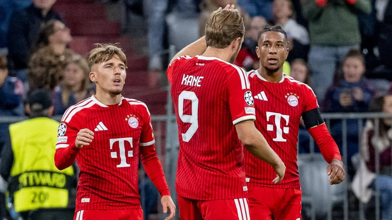 Jugadores de Bayern Múnich en el campo durante partido