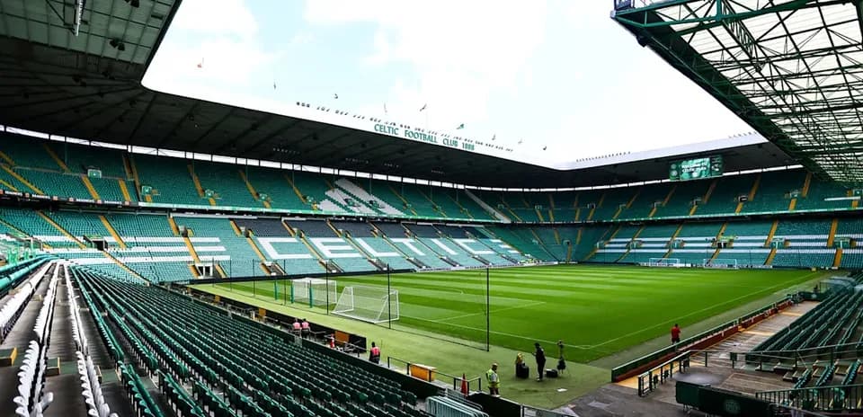 Vista del estadio Celtic Park con gradas vacías