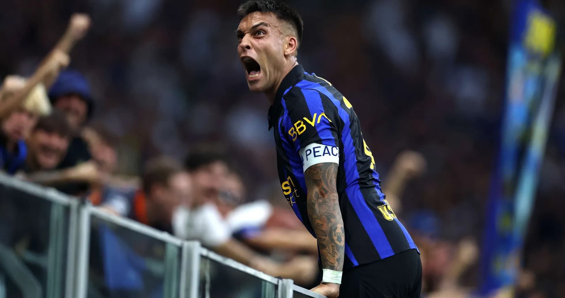 Lautaro Martínez celebrando con aficionados del Inter