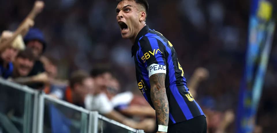 Lautaro Martínez celebrando con aficionados del Inter