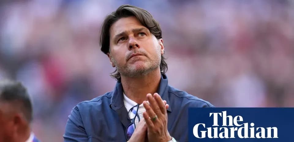 Entrenador aplaudiendo durante el partido