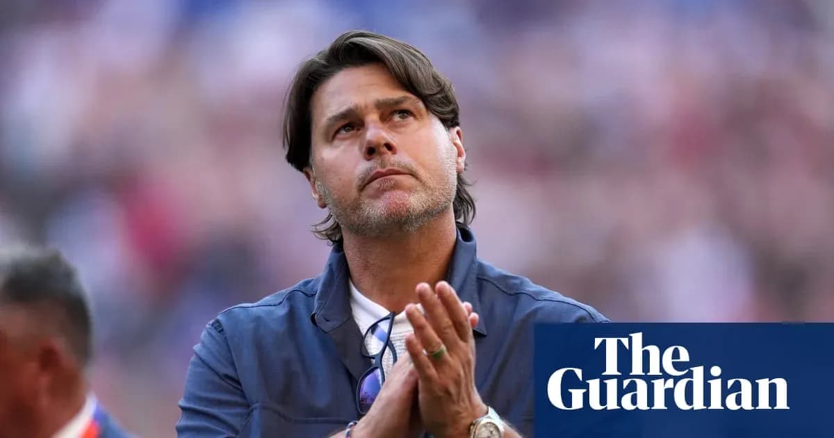 Entrenador aplaudiendo durante el partido