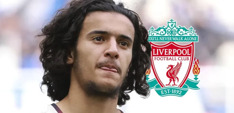 Jugador de Liverpool en primer plano con logo del club