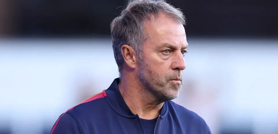 Entrenador observando el partido desde la línea lateral