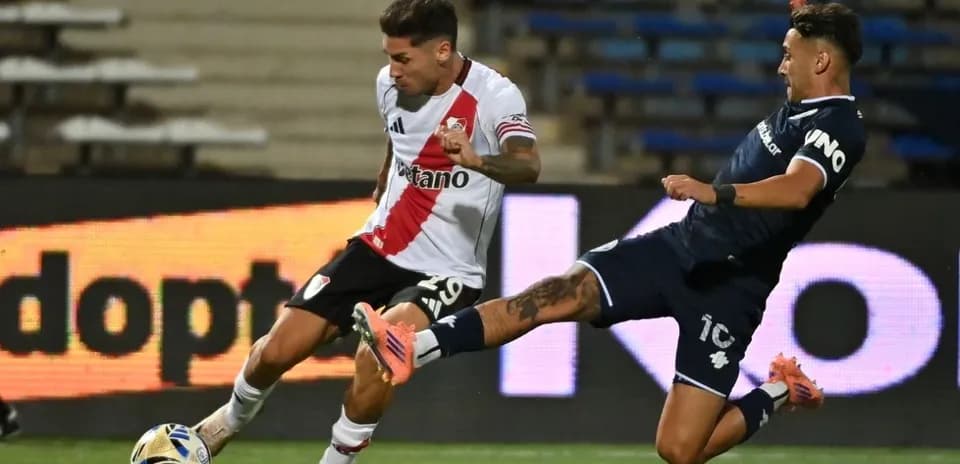 Jugador de River Plate desafiando a rival