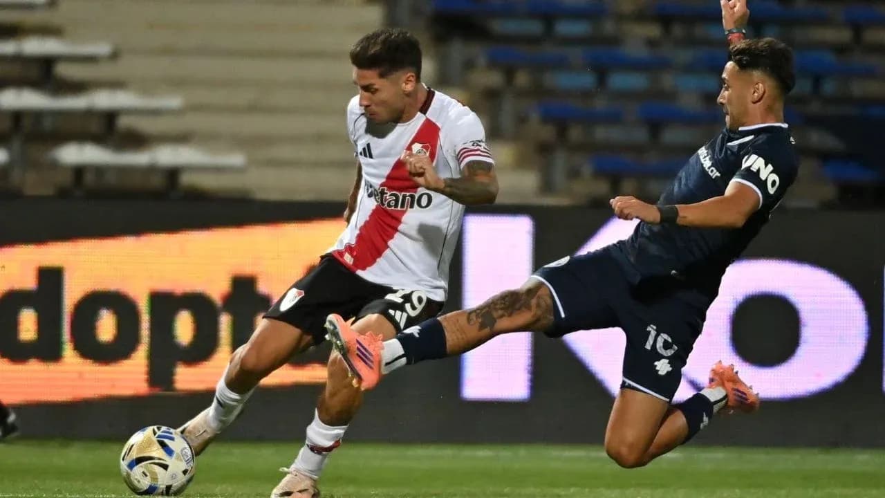 Jugador de River Plate desafiando a rival