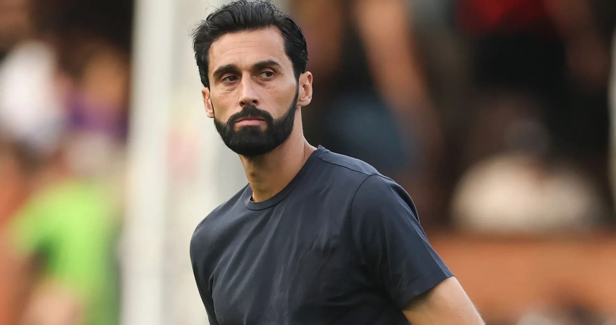 Jugador en la banda durante un partido de fútbol