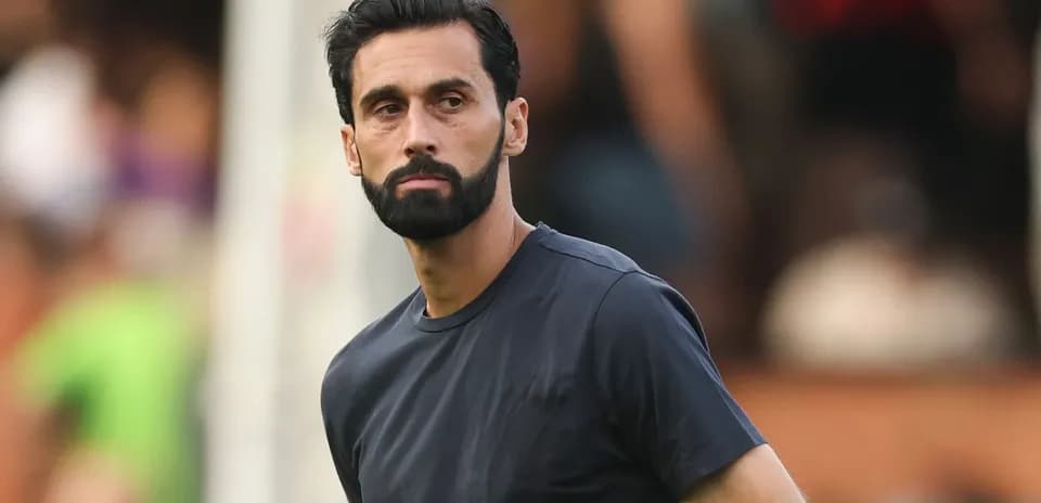 Jugador en la banda durante un partido de fútbol