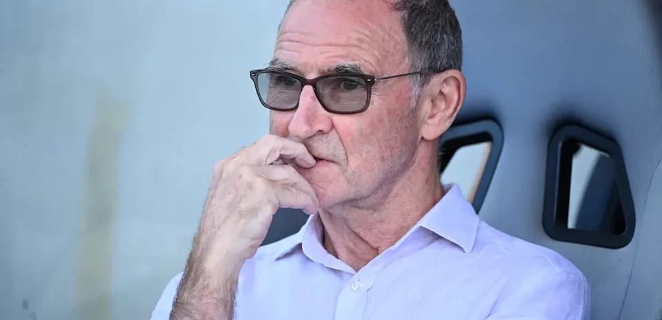 Hombre con gafas sentado en un banquillo