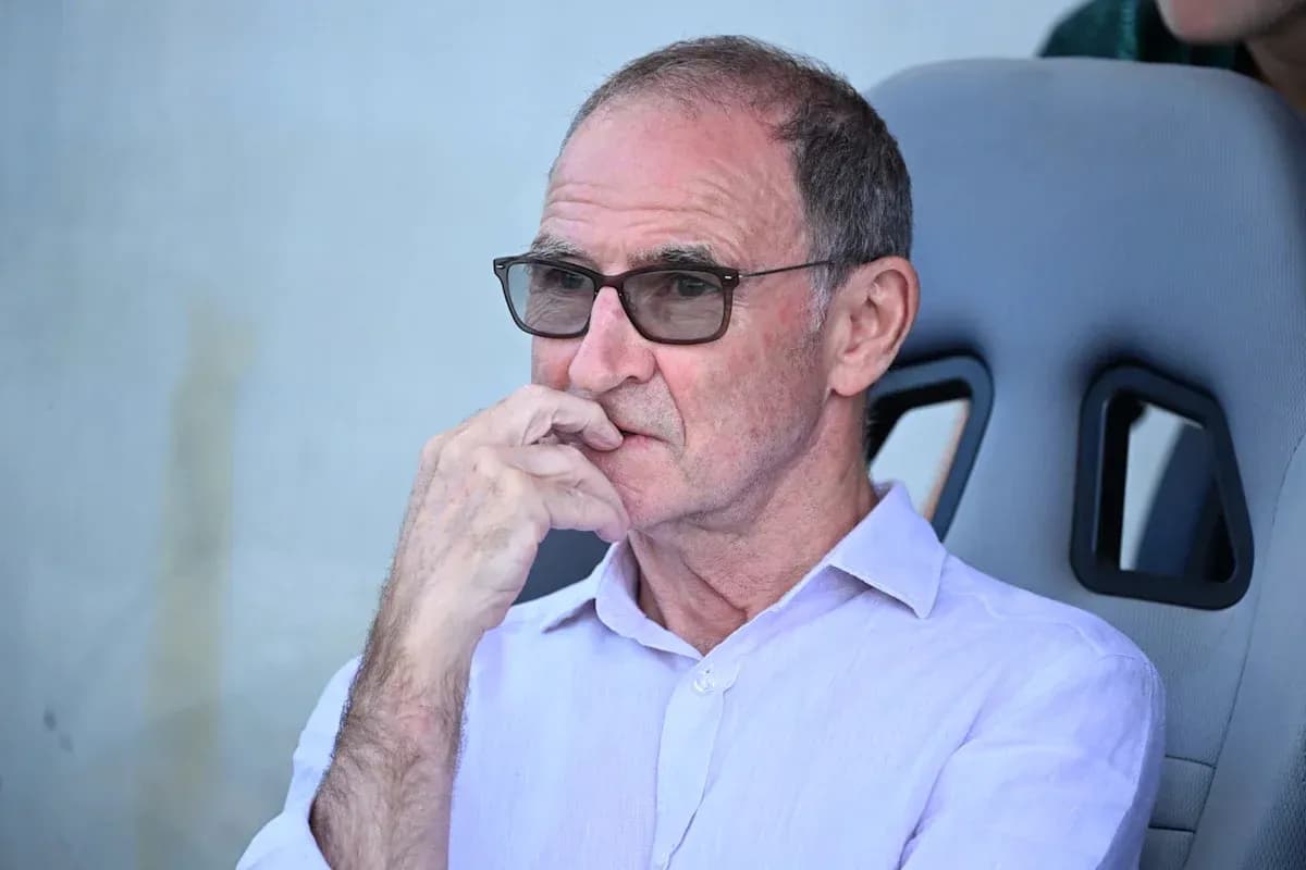 Hombre con gafas sentado en un banquillo