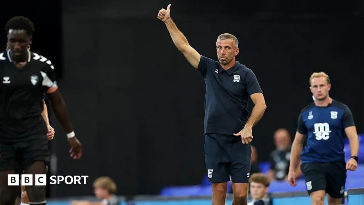 Entrenador dando instrucciones durante un partido