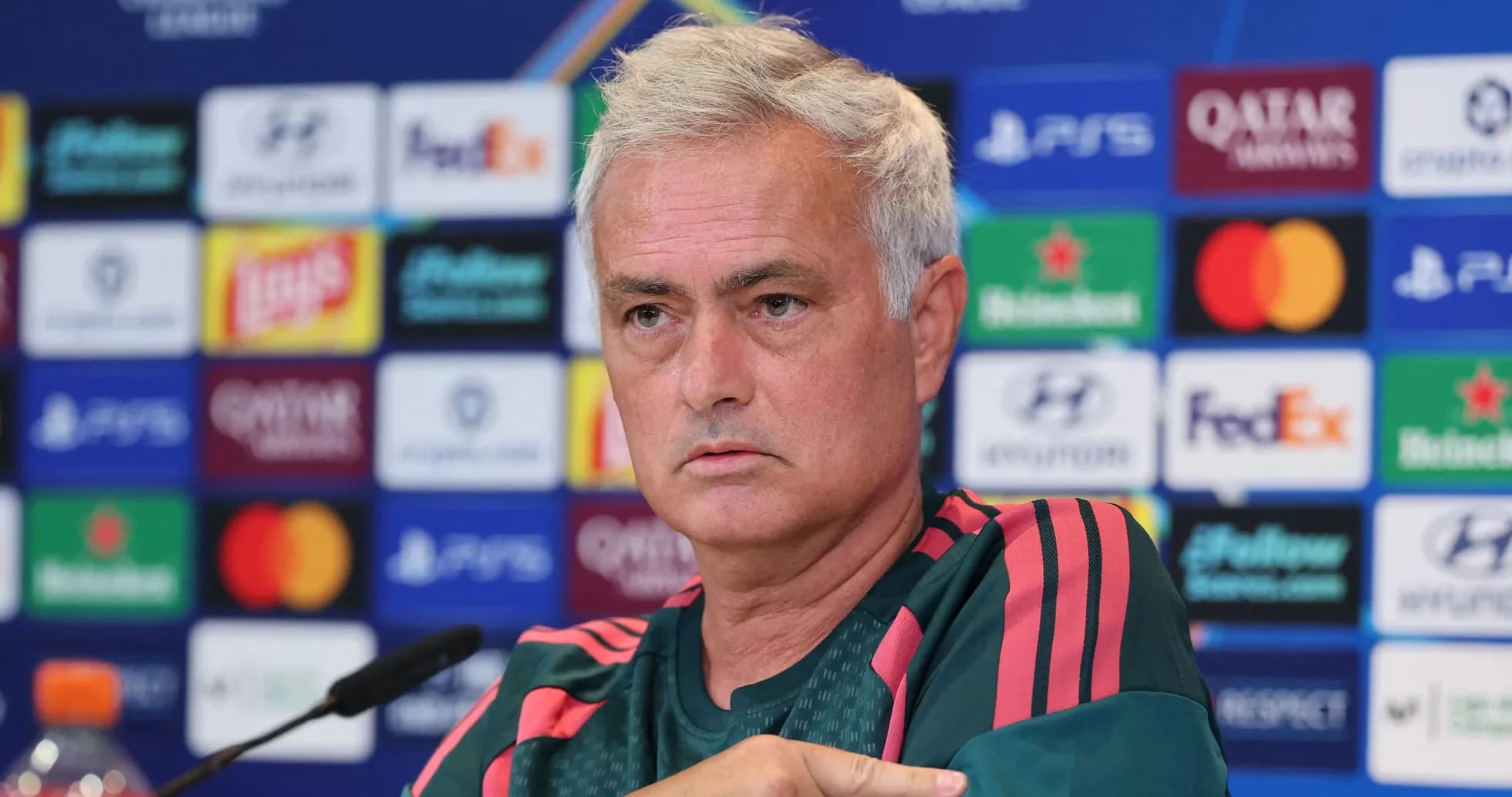 Entrenador en conferencia de prensa previa a partido