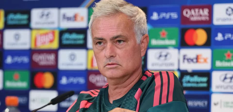 Entrenador en conferencia de prensa previa a partido