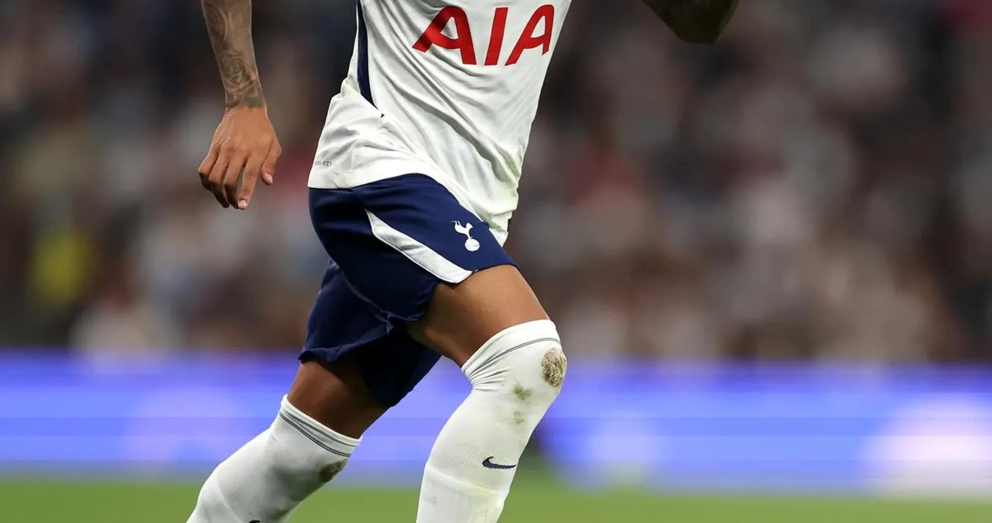 Jugador de Tottenham corriendo con el balón durante partido