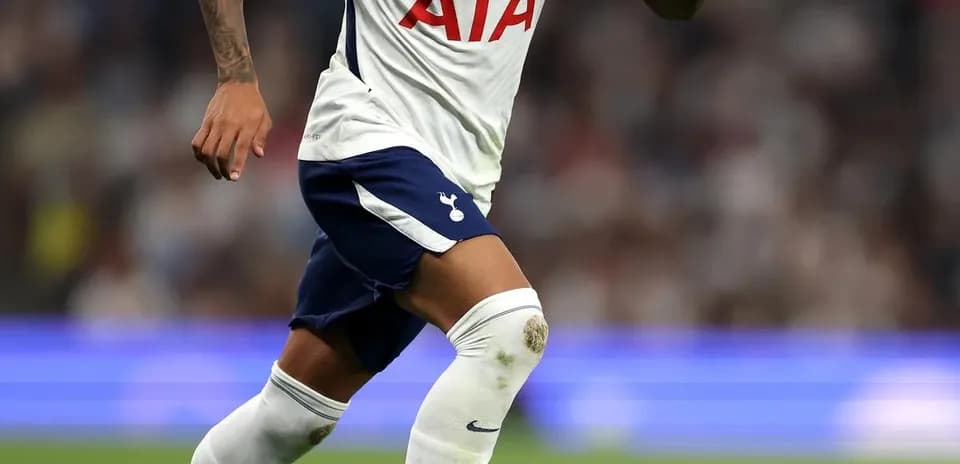 Jugador de Tottenham corriendo con el balón durante partido