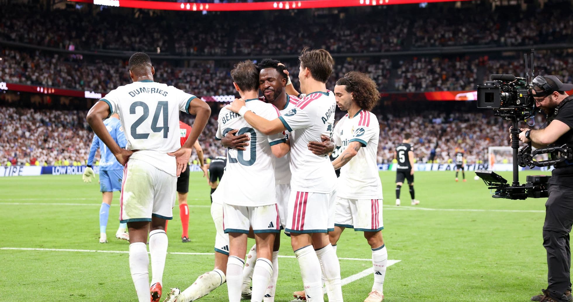 Jugadores de equipo celebrando un gol en el campo