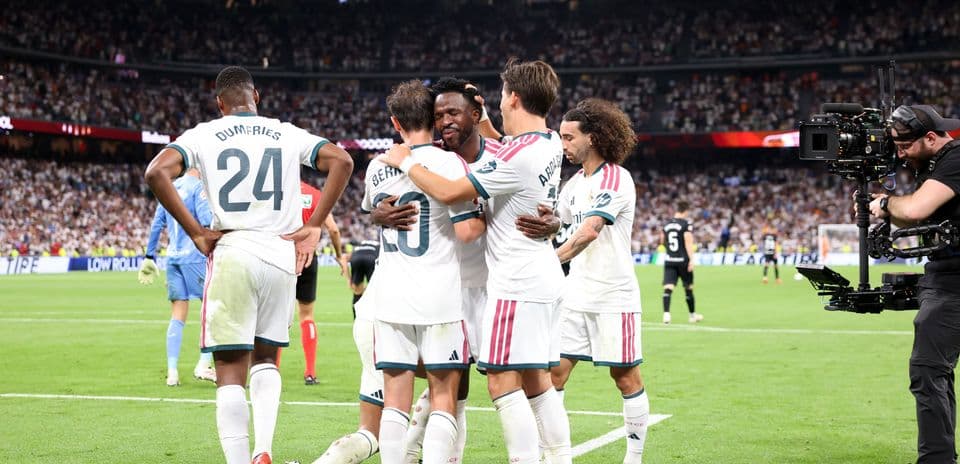 Jugadores de equipo celebrando un gol en el campo