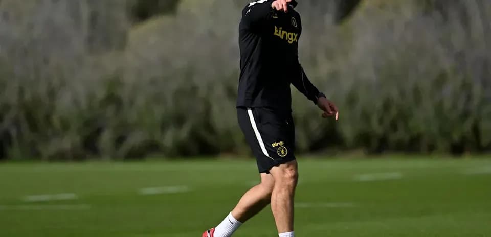 Entrenador dirigiendo en sesión de entrenamiento