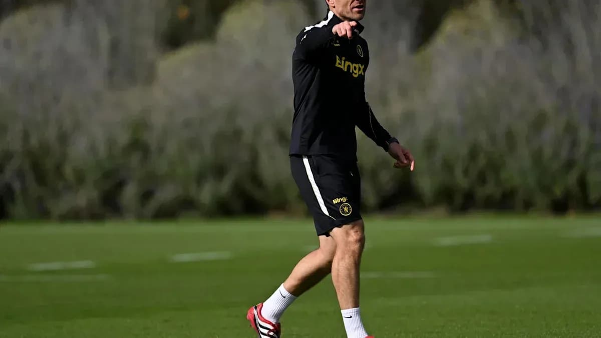 Entrenador dirigiendo en sesión de entrenamiento