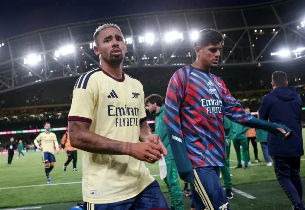 Jugadores de Arsenal saliendo del campo tras partido