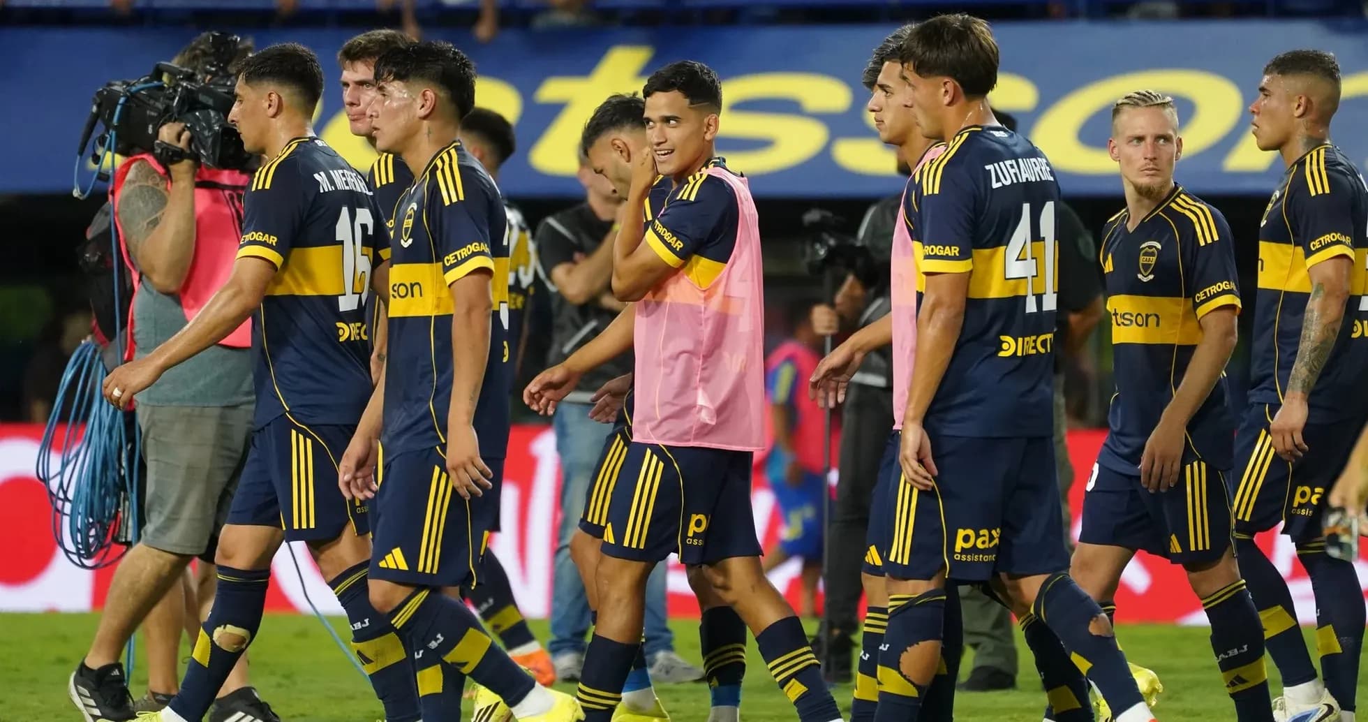 Jugadores de Boca Juniors saliendo del campo