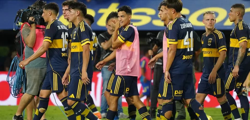 Jugadores de Boca Juniors saliendo del campo