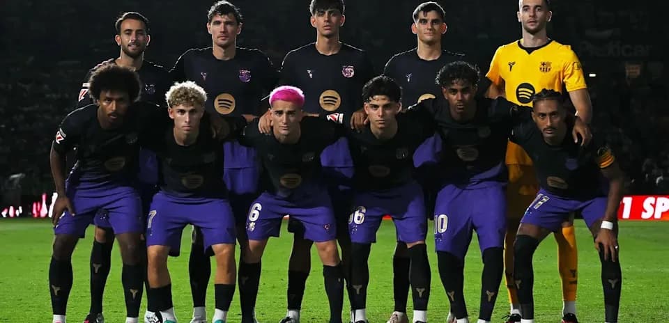 Equipo de fútbol posando en el campo antes del partido
