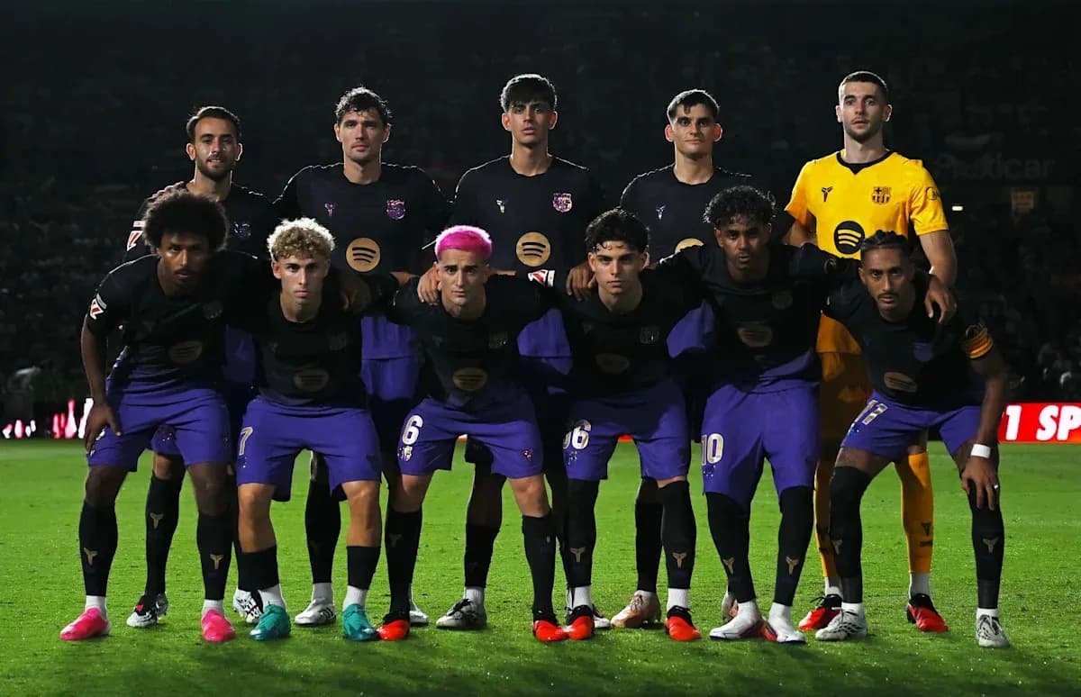 Equipo de fútbol posando en el campo antes del partido