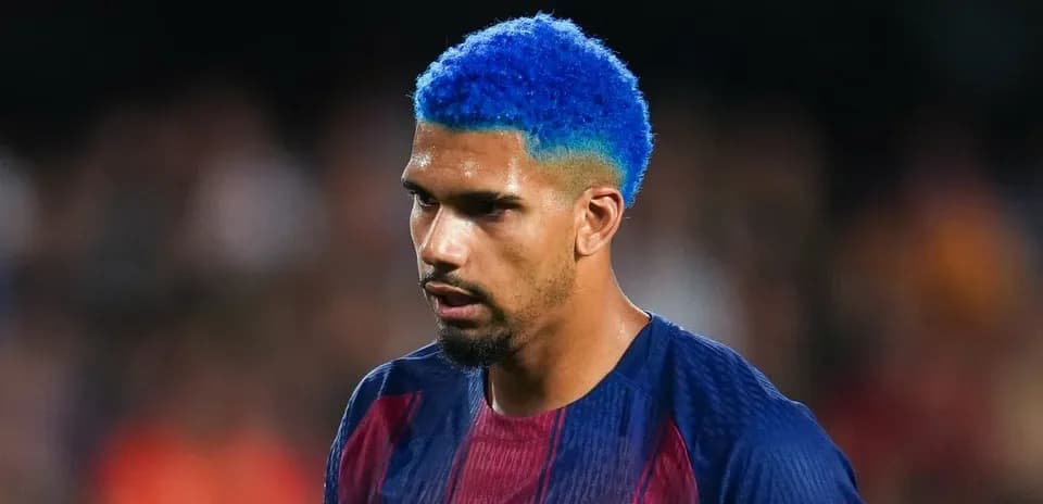 Jugador con cabello azul durante un partido de fútbol