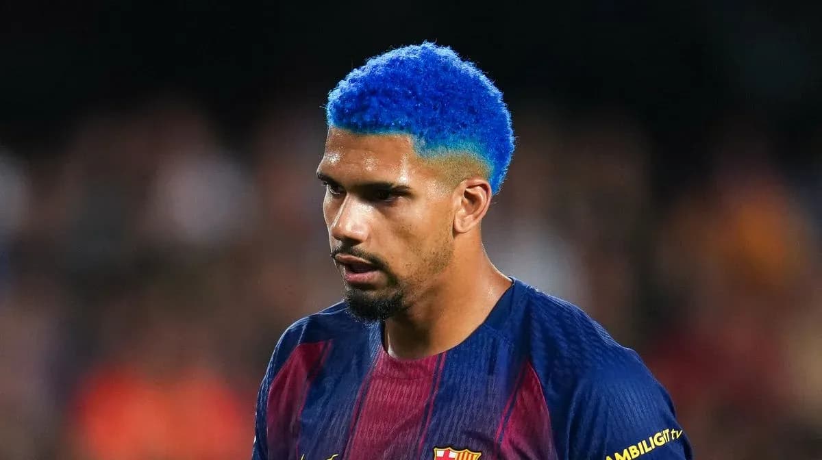 Jugador con cabello azul durante un partido de fútbol